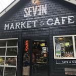 Seven Coffee Roasters Market & Cafe - 三角屋根の小さな小屋。ここにひっきりなしに人が出入りする