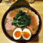 秋葉原ラーメン わいず - ほうれん草ラーメン＋半熟玉子＝1010円