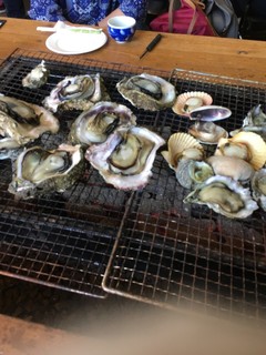 Sanyousuisan - 岩牡蠣、真牡蠣、緋扇貝、栄螺などがMix