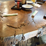 Fukushimaya - 風情のある一枚板のテーブル席で相席の常連さんも交え楽しい宴の始まりです