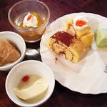 三代目 茂蔵 - 【2011/07】（左から）マンゴーゼリー、キャラメルプリン、豆腐プリン、ケーキ2種、抹茶のチーズケーキ