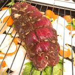 チャレンジャー - 料理写真:Aussie Beef Round700gs。素材がアレなんで下味はお醤油、アンチョビ、すりおろしニンニク、オリーブ油とやりたいホーダイ! 香味野菜は玉ねぎ、にんじん、セロリ、月桂樹とクローブ。