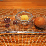 ビストロアム - チコース 4484円 の自家製パン、バター