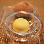 ビストロアム - チコース 4484円 の自家製パン、バター