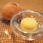 ビストロアム - チコース 4484円 の自家製パン、バター