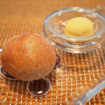 ビストロアム - チコース 4484円 の自家製パン、バター