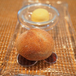 ビストロアム - チコース 4484円 の自家製パン、バター