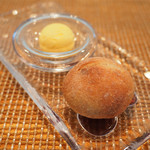 ビストロアム - チコース 4484円 の自家製パン、バター