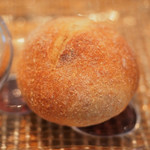 ビストロアム - チコース 4484円 の自家製パン、バター