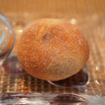 ビストロアム - チコース 4484円 の自家製パン、バター