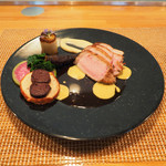 ビストロアム - ランチコース 4484円 のハーブ豚の塩釜焼き 焼き林檎のソース スパイスの香り