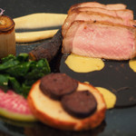 ランチコース 4484円 のハーブ豚の塩釜焼き 焼き林檎のソース スパイスの香り