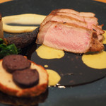 ビストロアム - ランチコース 4484円 のハーブ豚の塩釜焼き 焼き林檎のソース スパイスの香り