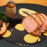 ビストロアム - ランチコース 4484円 のハーブ豚の塩釜焼き 焼き林檎のソース スパイスの香り