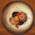 ビストロアム - ランチコース 4484円 のホワイトチョコのイチゴ大福 日本酒と胡麻のアイス