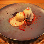 ビストロアム - ランチコース 4484円 のホワイトチョコのイチゴ大福 日本酒と胡麻のアイス