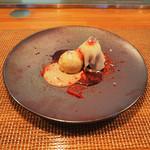 ビストロアム - ランチコース 4484円 のホワイトチョコのイチゴ大福 日本酒と胡麻のアイス