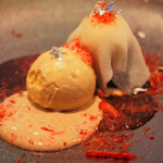 ビストロアム - ランチコース 4484円 のホワイトチョコのイチゴ大福 日本酒と胡麻のアイス