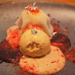 ビストロアム - ランチコース 4484円 のホワイトチョコのイチゴ大福 日本酒と胡麻のアイス