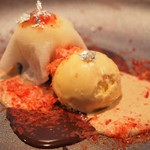 ビストロアム - ランチコース 4484円 のホワイトチョコのイチゴ大福 日本酒と胡麻のアイス