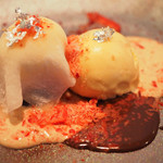 ビストロアム - ランチコース 4484円 のホワイトチョコのイチゴ大福 日本酒と胡麻のアイス