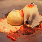 ビストロアム - ランチコース 4484円 のホワイトチョコのイチゴ大福 日本酒と胡麻のアイス