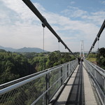 九重“夢”大吊橋　天空館 - この吊り橋は、中央部の床が鋼製の網目になってます｡ 専門用語で「グレーチング」と呼びます。  隙間から、真下を見ることができますん。(=ﾟωﾟ)