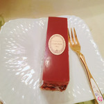 ラデュレ サロン・ド・テ 銀座三越店 - 食べなきゃ味はわからないチョコレート系のケーキですね