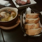 ダブルエム - 海老とキノコのアヒージョ（バケット付）　880円