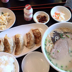 萬福楼 - ラーメン餃子定食580円。ラーメンは、醤油・味噌・豚骨から選べるということで豚骨にしました。