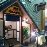 商店街から横の通りに入った所が入口です。