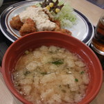 Gyuushin Shokudou - 揚げと玉ネギ、ワカメのお味噌汁