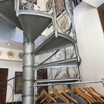 ルグドゥノム ブション リヨネ - 二階席も、螺旋状の階段がおしゃれ