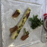 ルグドゥノム ブション リヨネ - 当店の特別前菜。ホワイトアスパラ、シャルドネビネガー