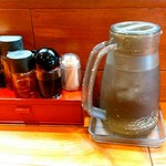 一合舎 - 【2018.5.6(日)】テーブルにある調味料とお冷の麦茶