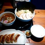 一合舎 - 【2018.5.6(日)】超重厚魚介つけめん(並盛・250g)1,100円＋餃子セット300円