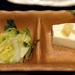 個室居酒屋 木村屋本店 - 木村屋本店 西葛西駅前店 日替わり定食に付く冷奴と白菜の漬物