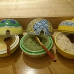 天七 - 塩３種　右から藻塩・笹塩・カレー塩