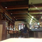 Romano's Macaroni Grill - 正面右にバーカウンター。この写真より遥かに大きなお店です。が、スタッフが少な過ぎて全くカバー出来ていませんでした。