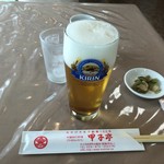 甲子亭 - 生ビールとお通しのザーサイ