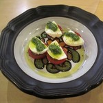 ピッコロ ターヴォロ - 完熟トマトとモッツアレラチーズのカプレーゼ