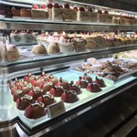 パティシエ エス コヤマ - ケーキに陳列棚