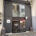 プラススクレート - 外観、総武線ガード下