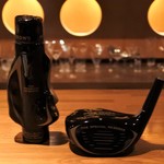 ラグナ ザ バー - ゴルフクラブとバッグのウイスキー