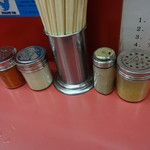 ラーメン二郎 - 唐辛子・コショウ・魚粉・粗引コショウ