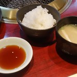 但馬亭 - ランチのご飯とみそ汁とタレ