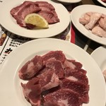 ホルモン焼肉 まるしょう - たん下(手前)牛タン(奥)