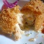 洋食ダチェス - コロッケを割ると、、。濃厚デス