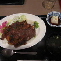 たくあん・牡丹亭 - フレッシュトマトと夏野菜の健康カリー。豆腐と汁物が付きます。