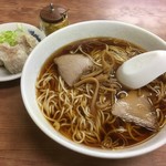 巴家 - ラーメンと焼売(3個)(500円+80円×3)。サービスセットはこれに半チャー付いて820円。